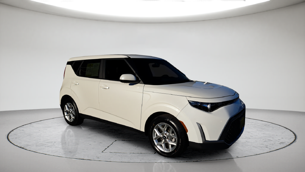 Used 2023 Kia Soul LX w/ LX Technology Package FWD image 3