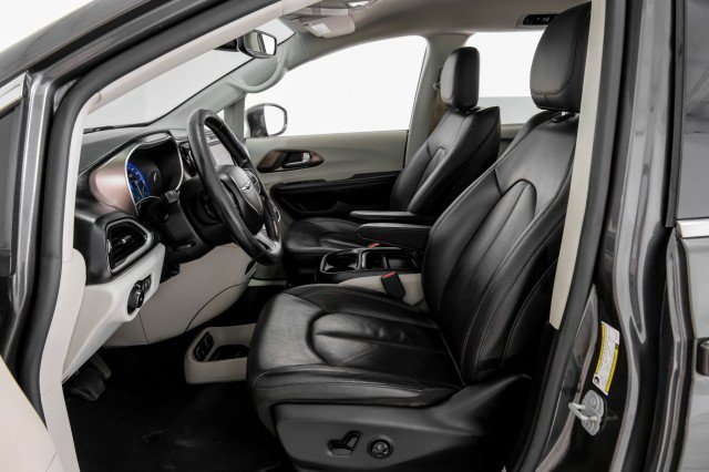 Used 2019 Chrysler Pacifica Touring-L FWD image 28