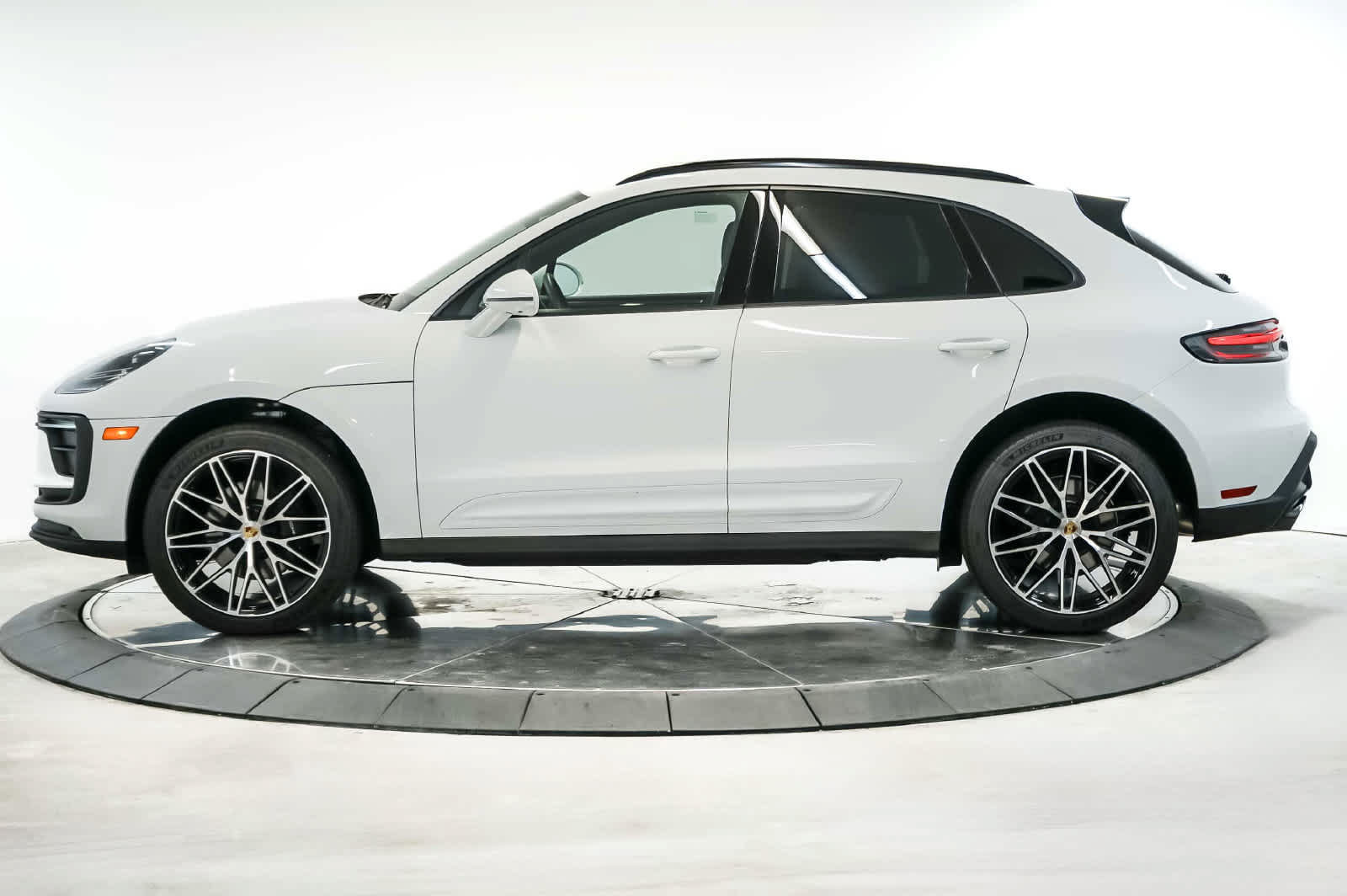 Certified 2026 Porsche Macan AWD/4WD image 2
