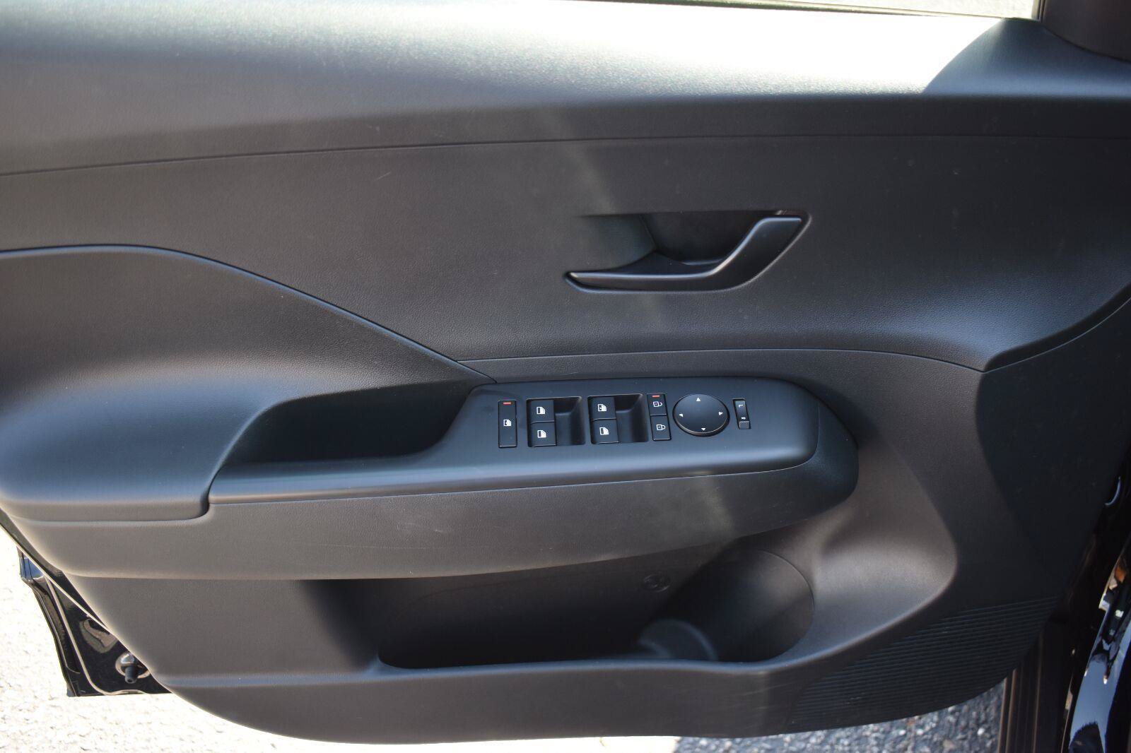 Used 2025 Hyundai Kona SEL AWD/4WD image 20