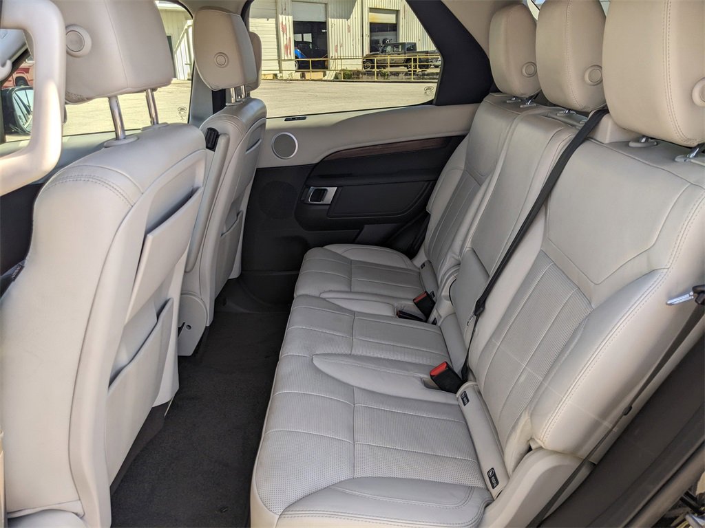 Used 2017 Land Rover Discovery HSE image 18