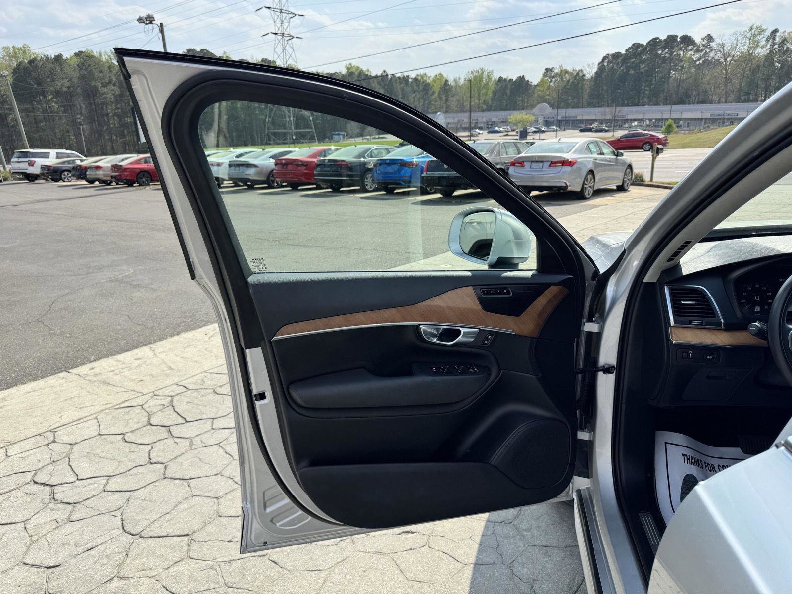 Used 2022 Volvo XC90 T6 Momentum w/ Climate Package AWD/4WD image 6