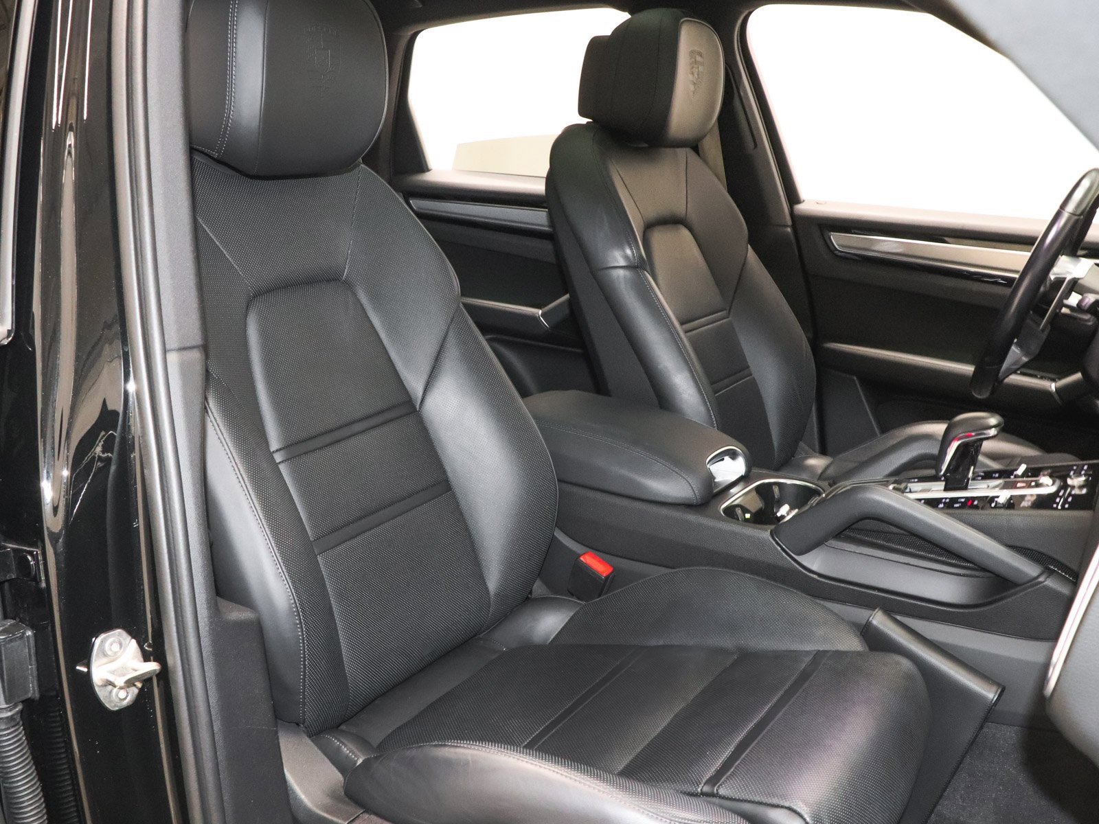 Used 2023 Porsche Cayenne Platinum Edition image 32