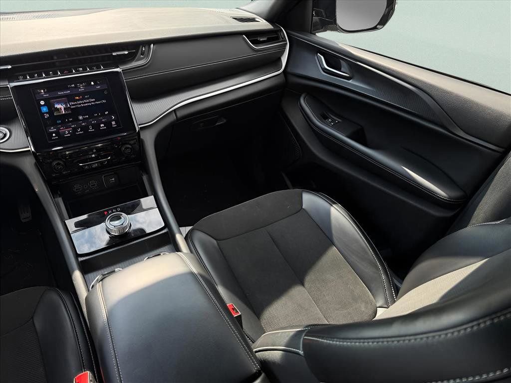 Used 2023 Jeep Grand Cherokee Altitude image 14