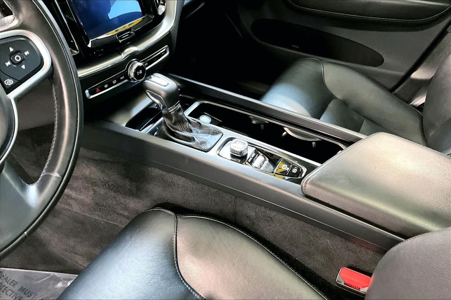 Used 2019 Volvo XC60 T5 Momentum w/ Multimedia Package AWD/4WD image 15