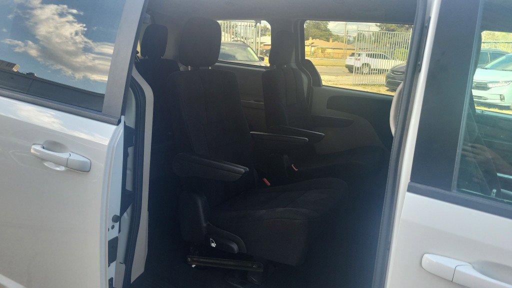 Used 2018 Dodge Grand Caravan SE image 20