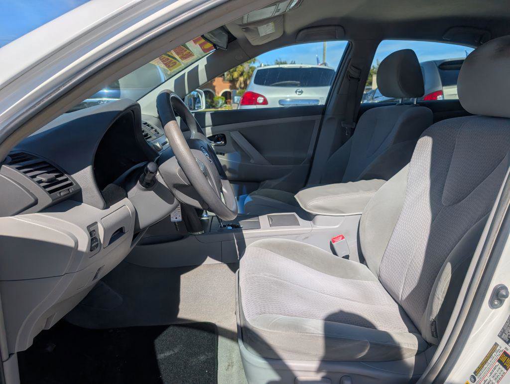 Used 2010 Toyota Camry LE image 9