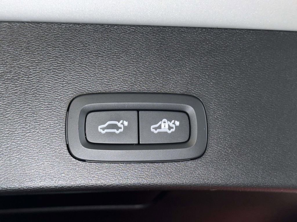 Used 2023 Volvo XC40 B4 Core w/ Convenience Package image 18