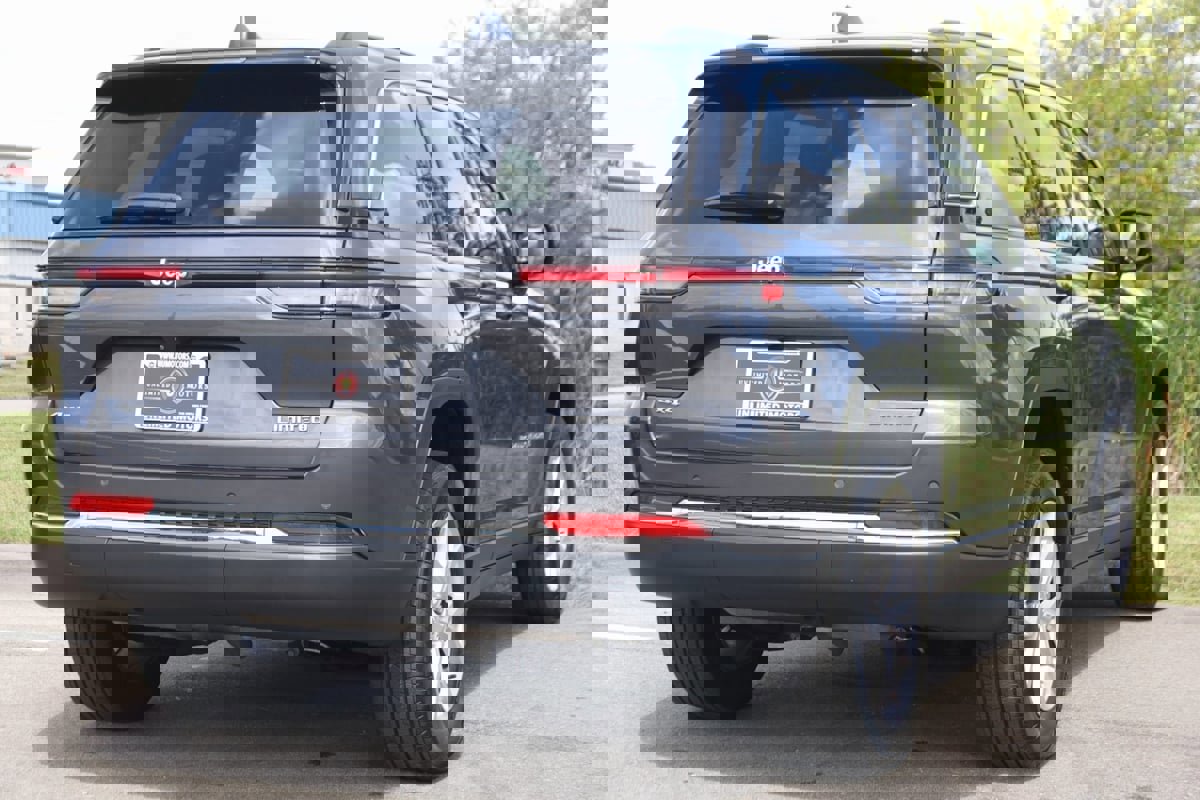 Used 2022 Jeep Grand Cherokee Limited image 3