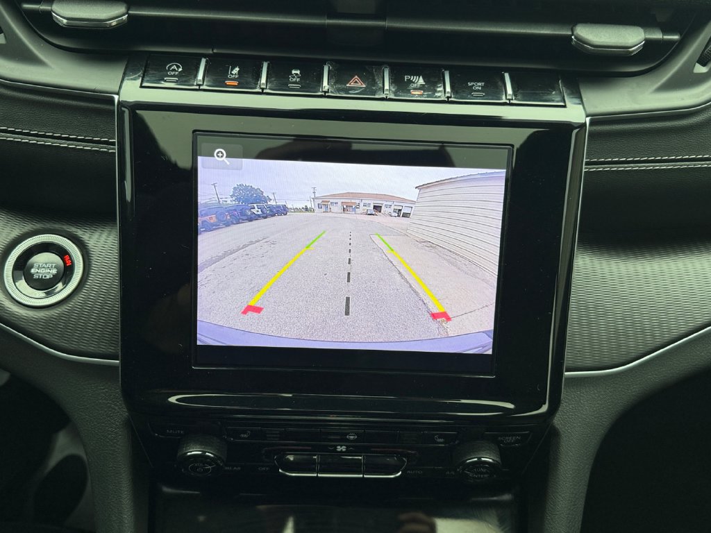 Used 2024 Jeep Grand Cherokee Laredo AWD/4WD image 18