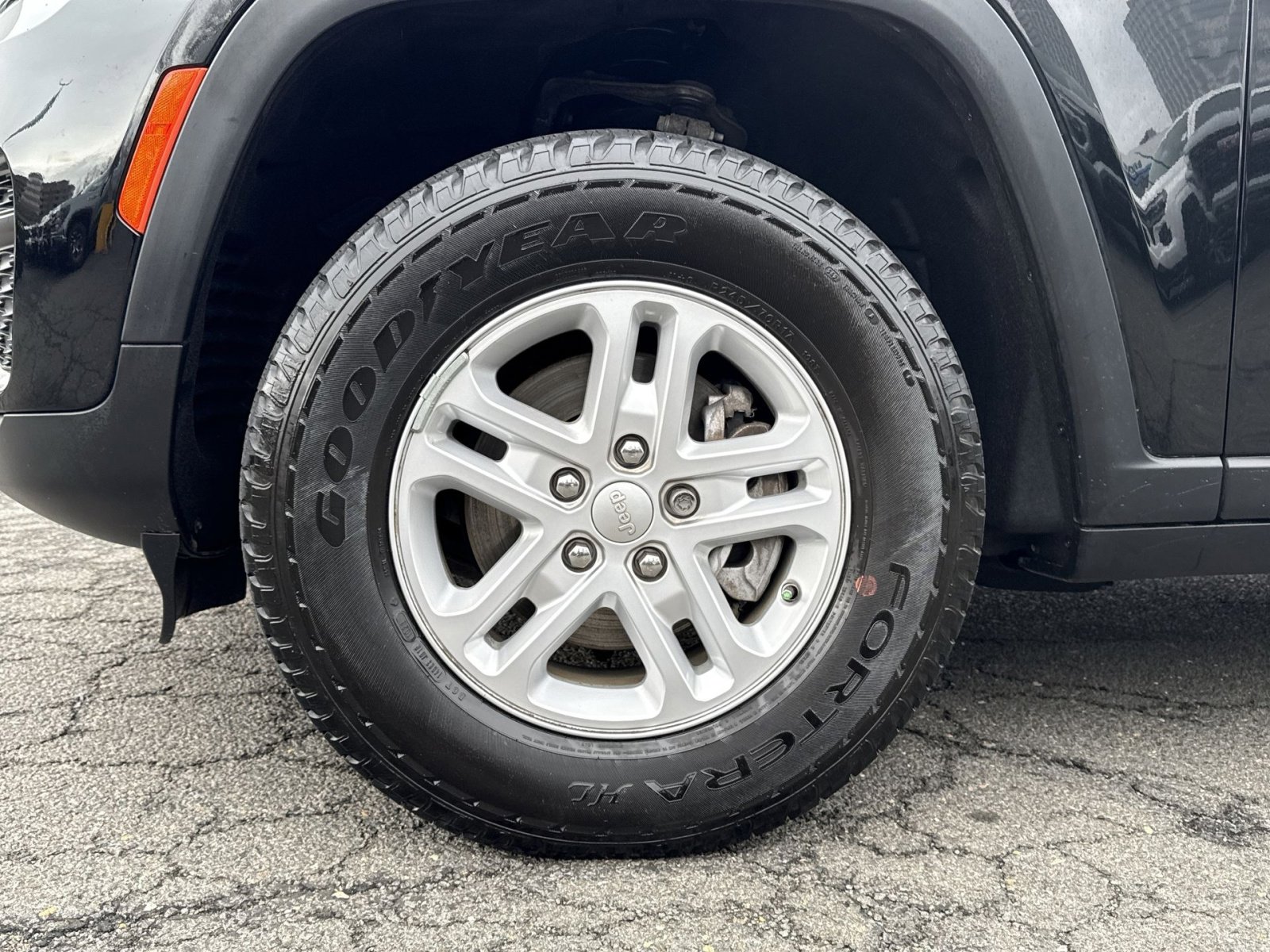 Used 2023 Jeep Grand Cherokee Laredo w/ Luxury Tech Group I image 12