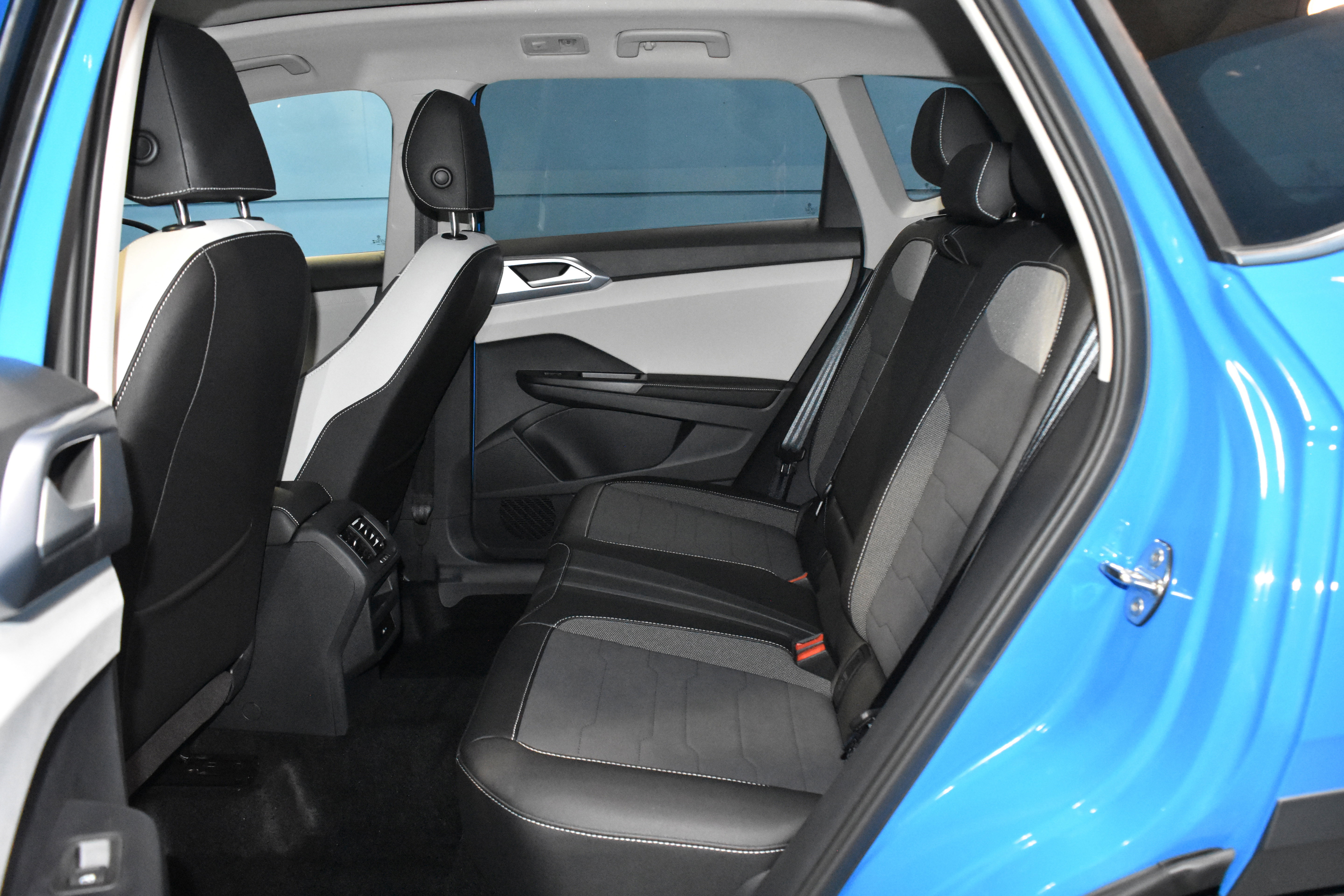 New 2025 Volkswagen Taos SE image 15