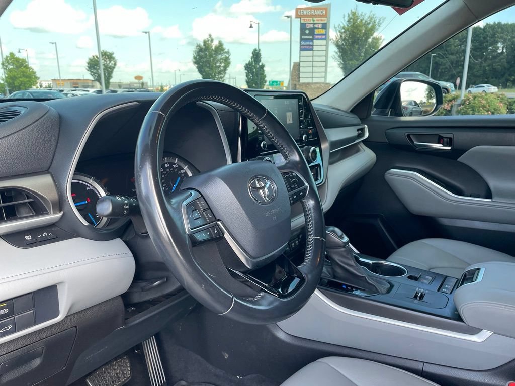 Used 2021 Toyota Highlander XLE FWD image 10