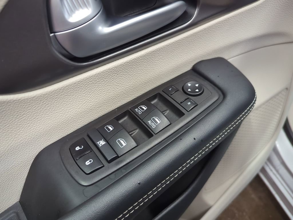 Used 2024 Chrysler Pacifica Touring-L image 31