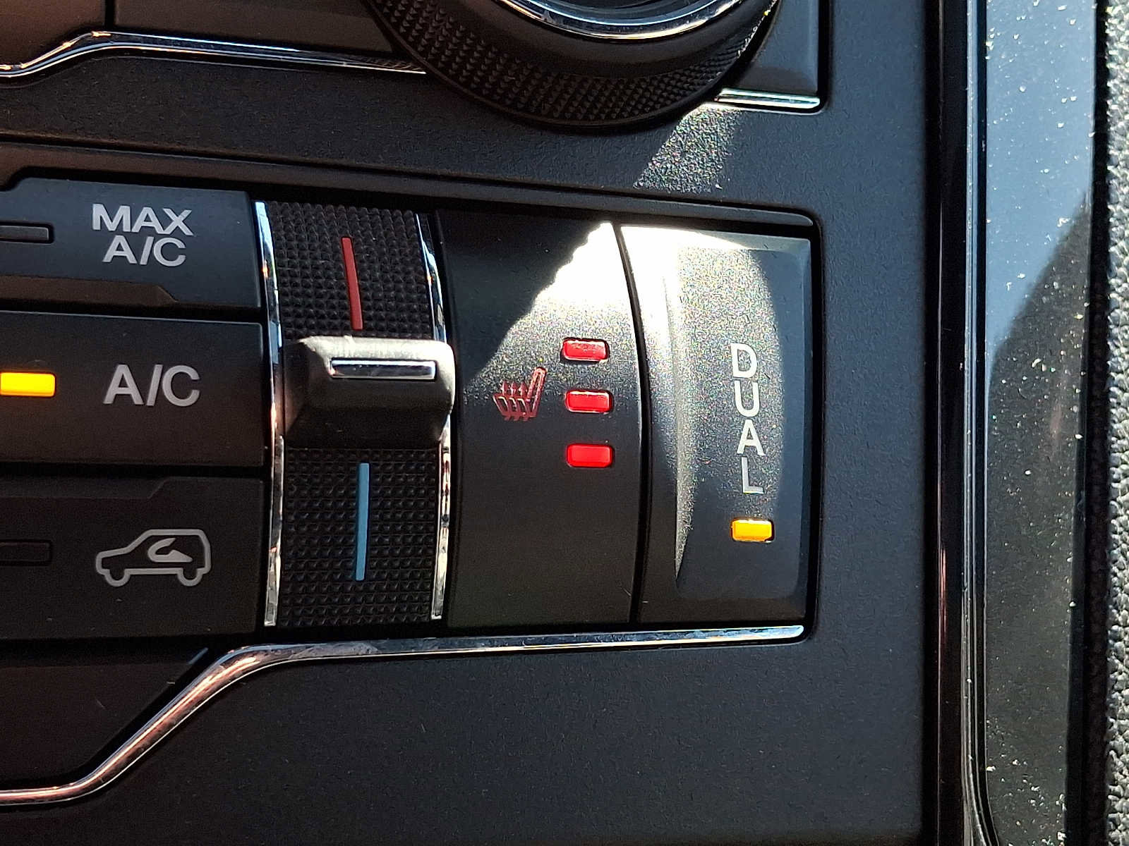 Used 2017 Ford Explorer XLT w/ Equipment Group 202A image 28