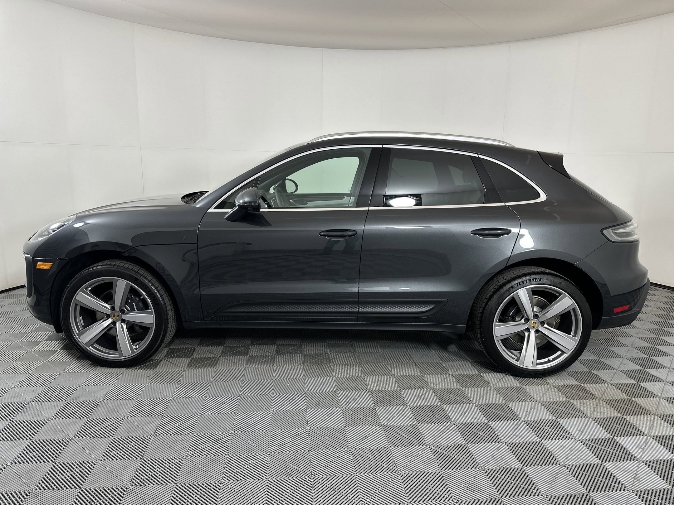 Certified 2025 Porsche Macan image 2
