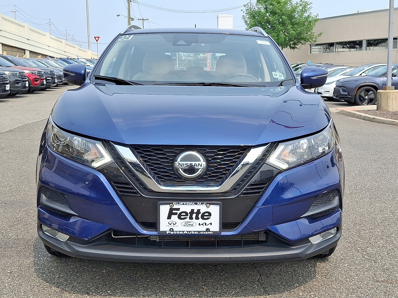 Used 2021 Nissan Rogue Sport SV image 2