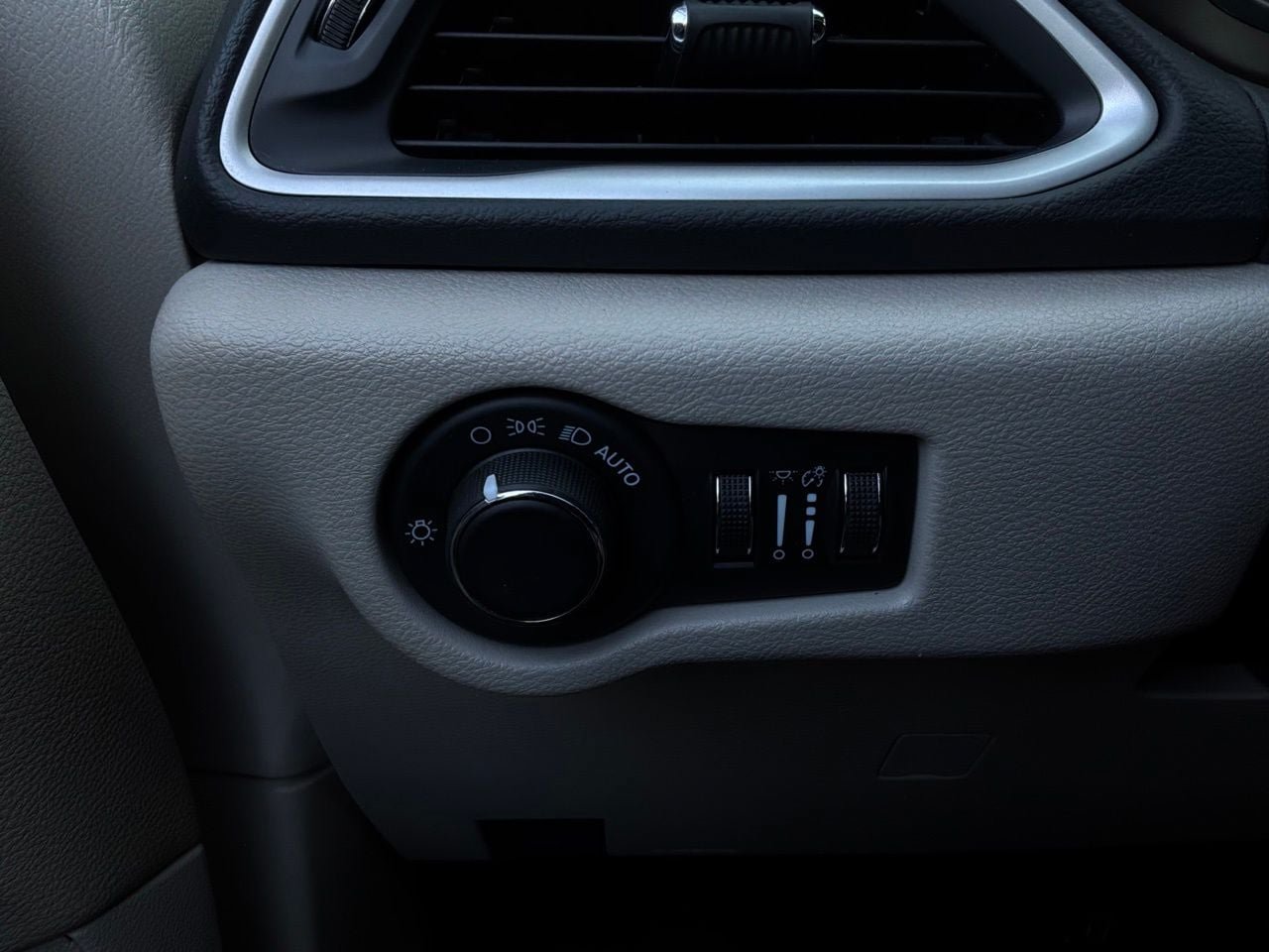Used 2023 Chrysler Voyager LX FWD image 25