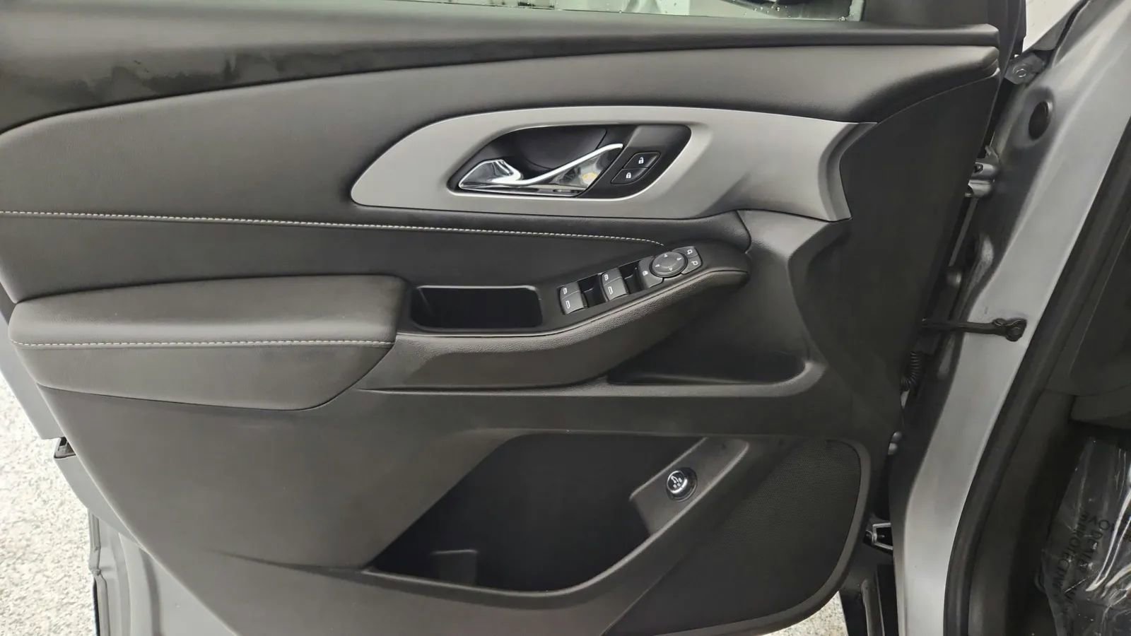 Used 2023 Chevrolet Traverse LT image 65