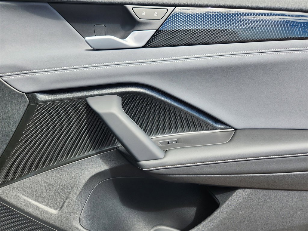 New 2025 Volkswagen Tiguan SE image 19