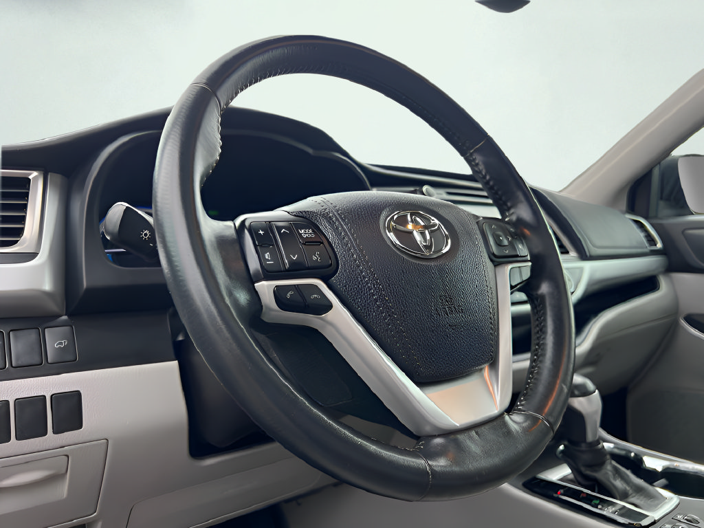 Used 2018 Toyota Highlander XLE AWD/4WD image 13