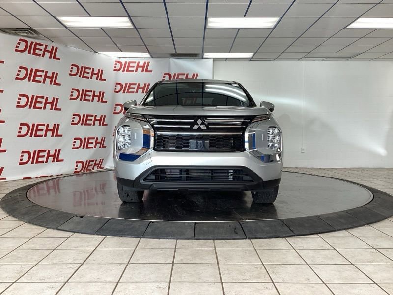Used 2025 Mitsubishi Outlander ES AWD/4WD image 2