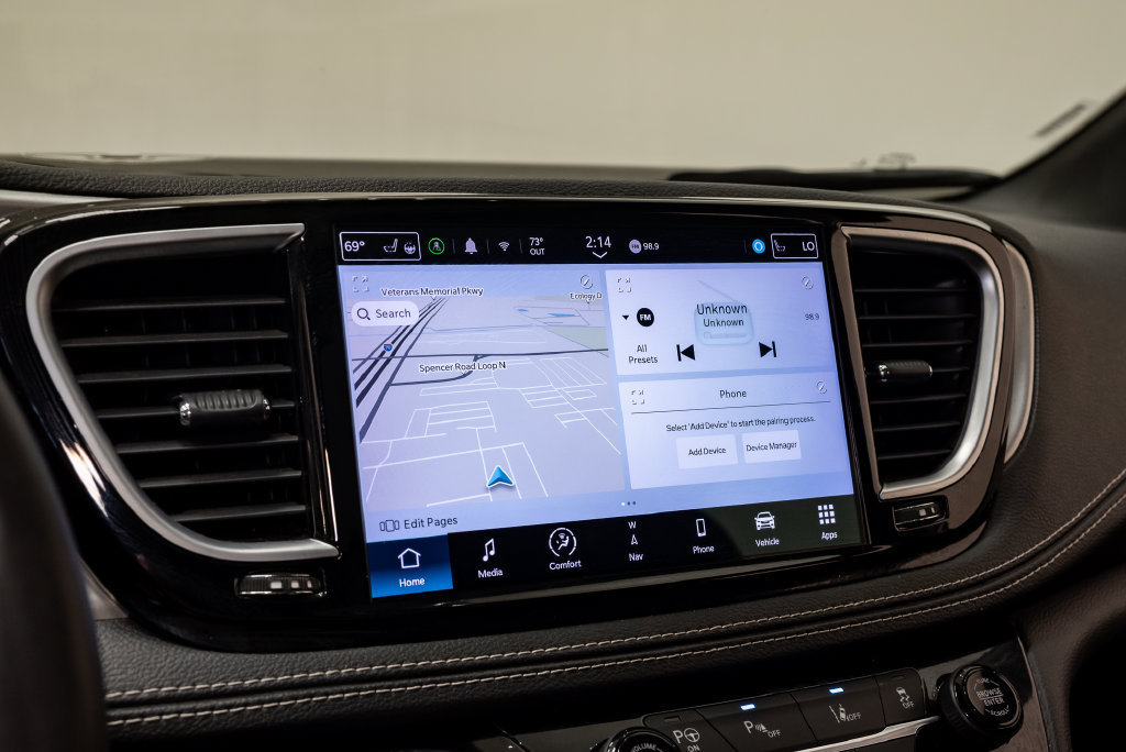 Used 2022 Chrysler Pacifica Limited w/ Uconnect Theater Family Group FWD image 17