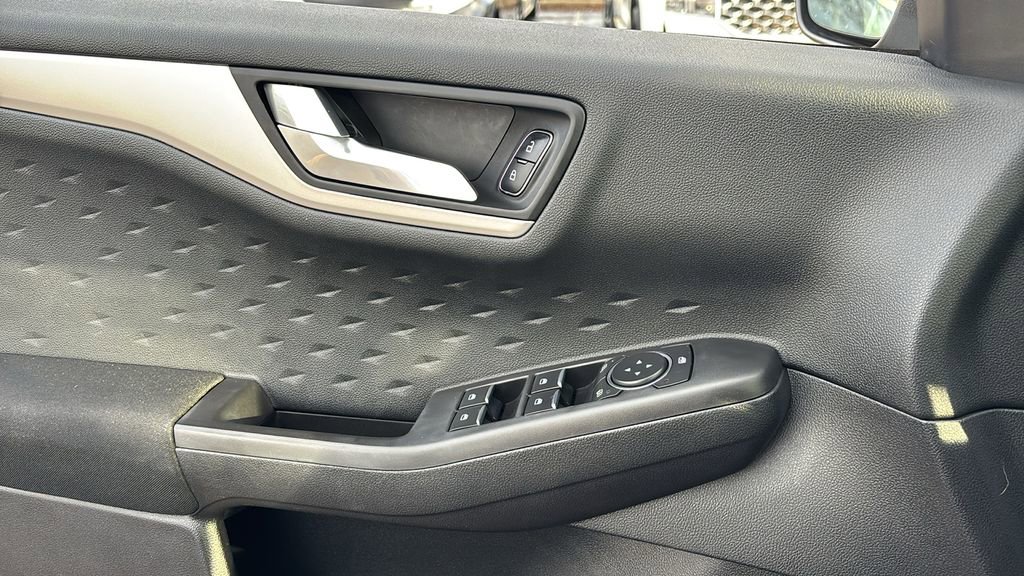 Used 2020 Ford Escape SE image 14