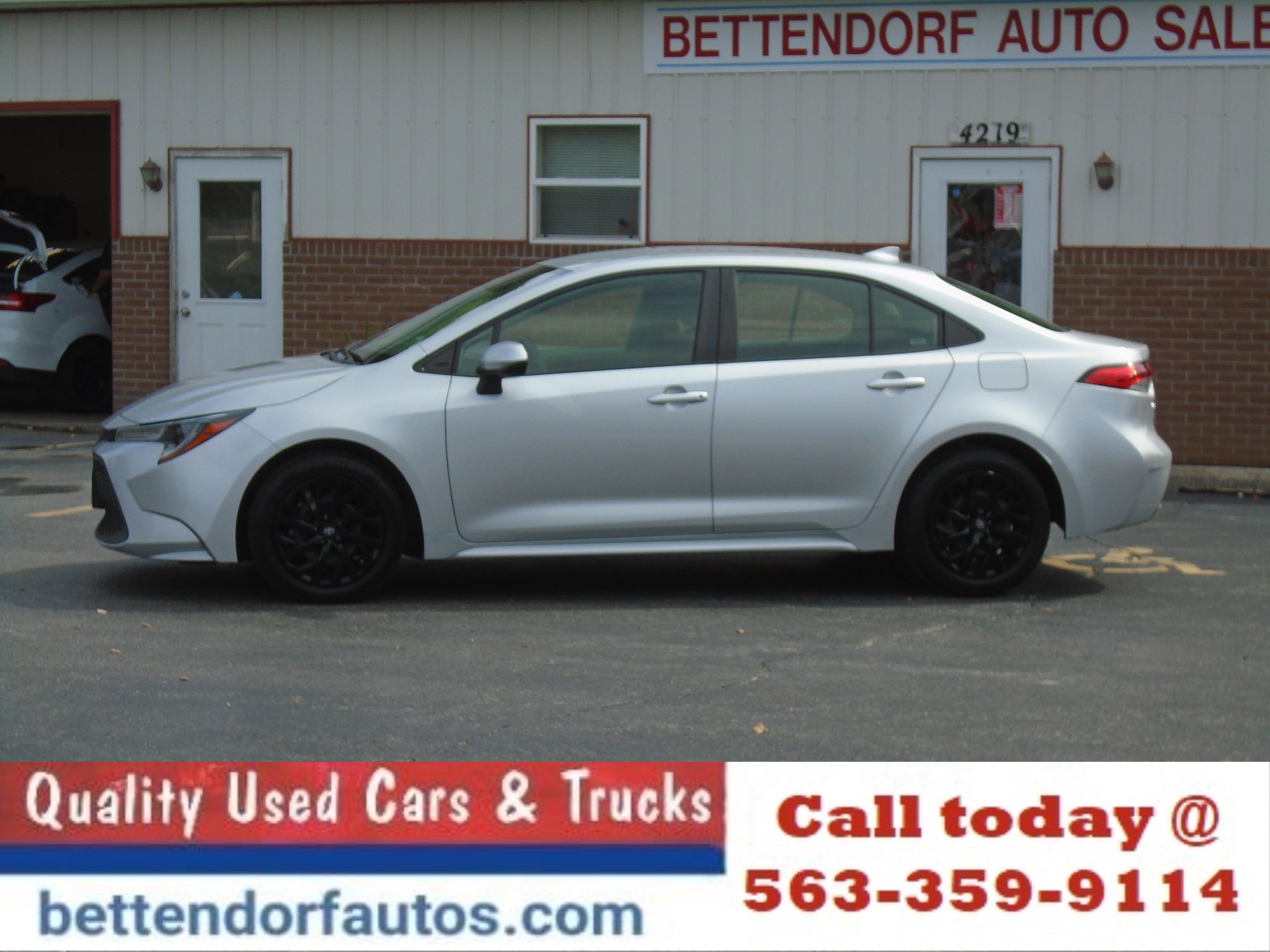 Used 2022 Toyota Corolla LE image 2