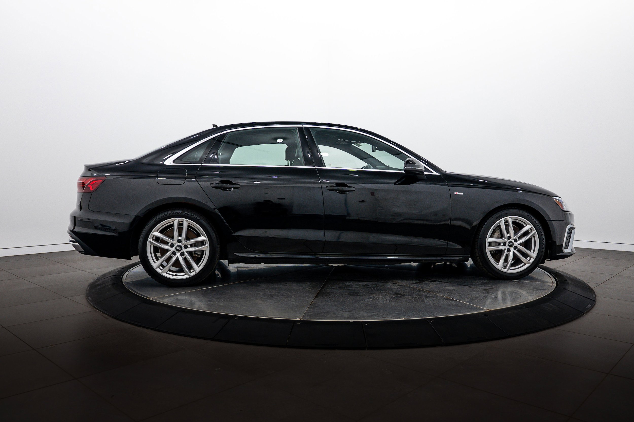 Used 2022 Audi A4 2.0T Premium Plus w/ Premium Plus Package AWD/4WD image 3