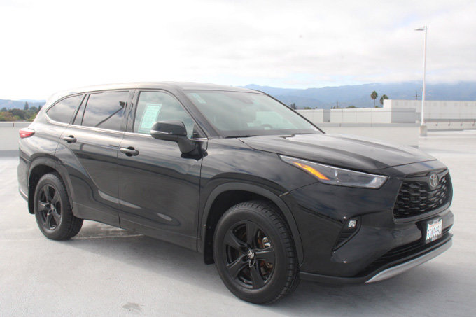 Used 2022 Toyota Highlander LE AWD/4WD image 2