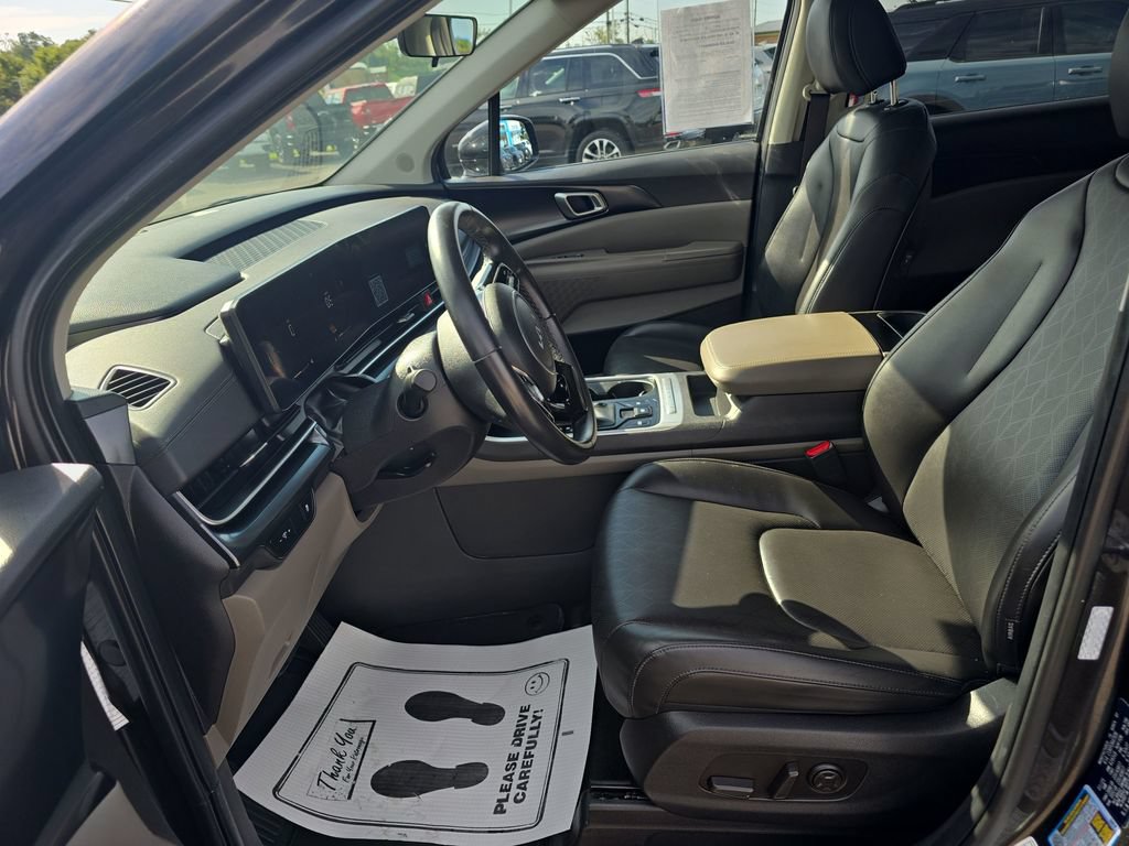 Used 2025 Kia Carnival FWD image 25