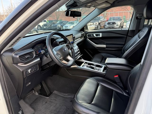 Used 2022 Ford Explorer XLT w/ Equipment Group 202A image 3