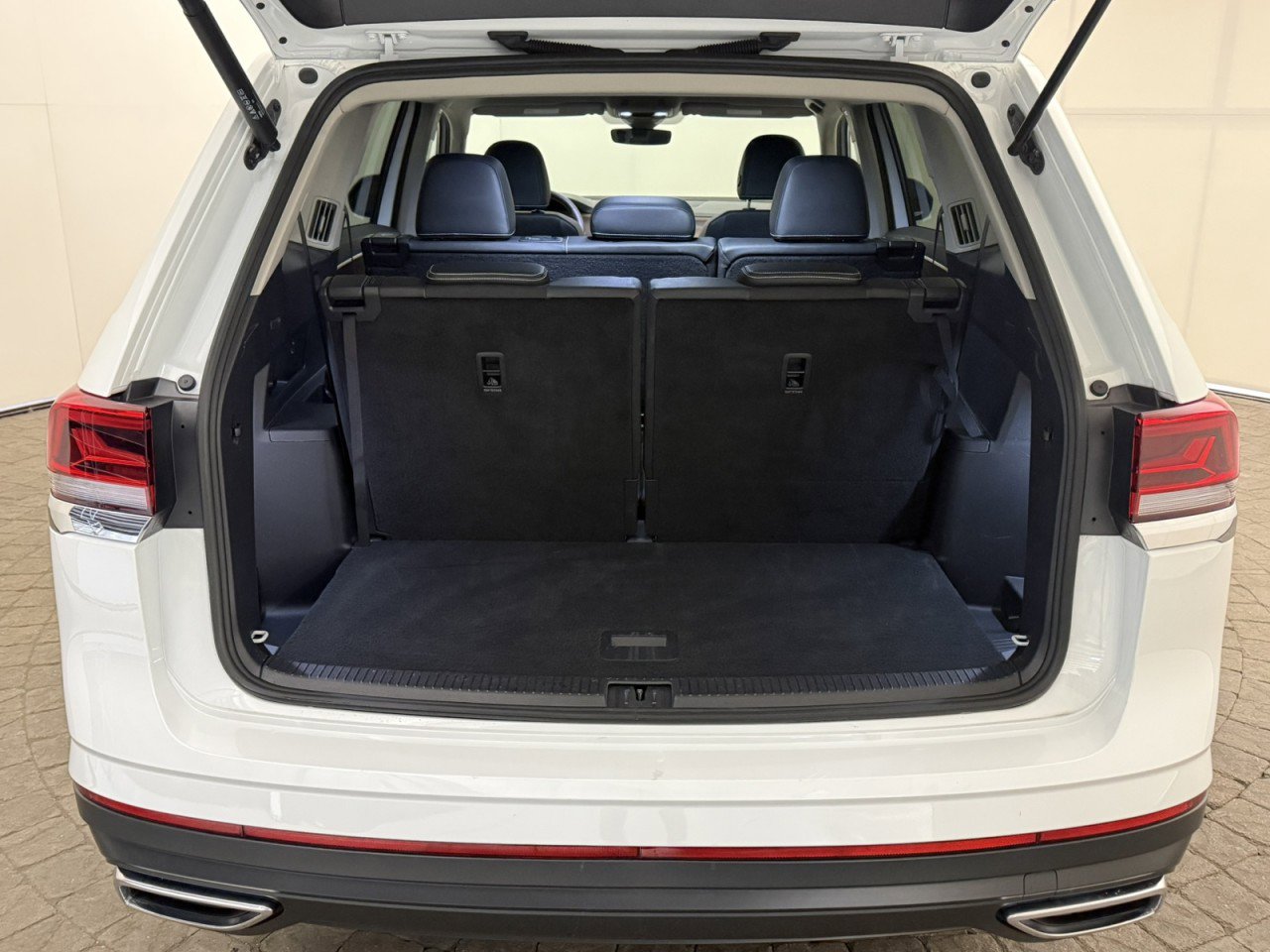 Used 2025 Volkswagen Atlas SE image 7