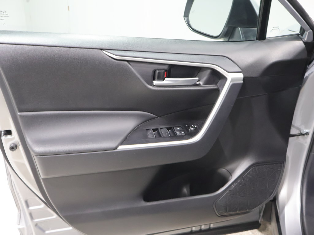Used 2025 Toyota RAV4 XLE AWD/4WD image 13