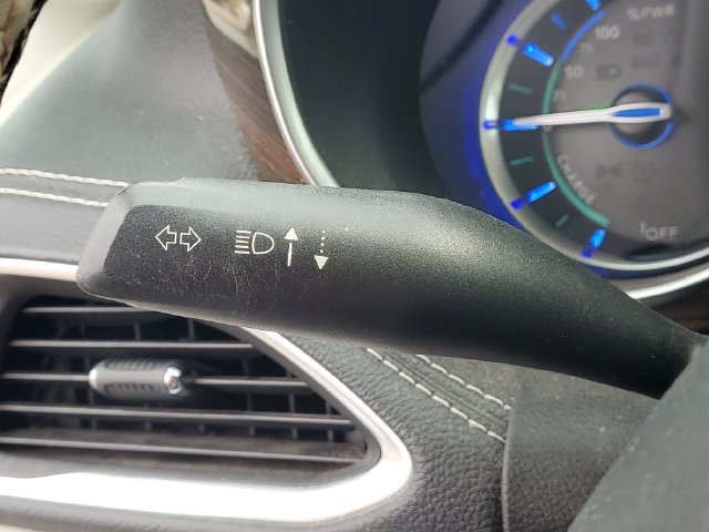 Used 2021 Chrysler Pacifica Limited w/ Uconnect Theater Family Group FWD image 22