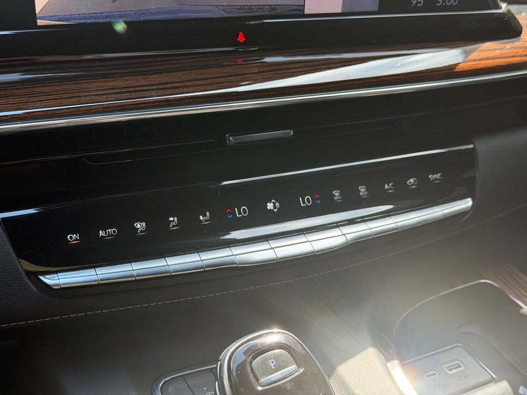 Used 2023 Cadillac Escalade Premium Luxury AWD/4WD image 18