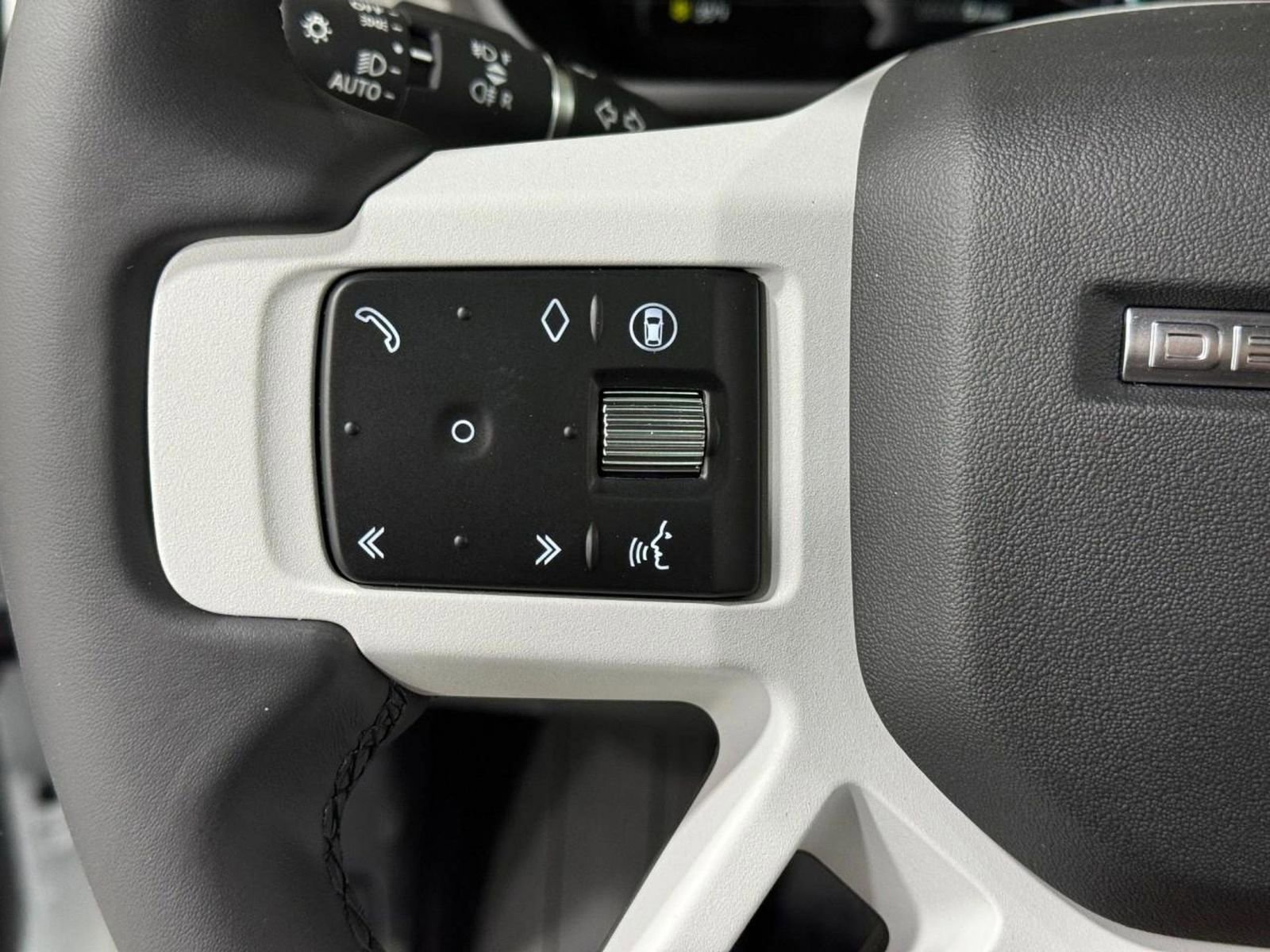 New 2026 Land Rover Defender 110 X-Dynamic SE image 30