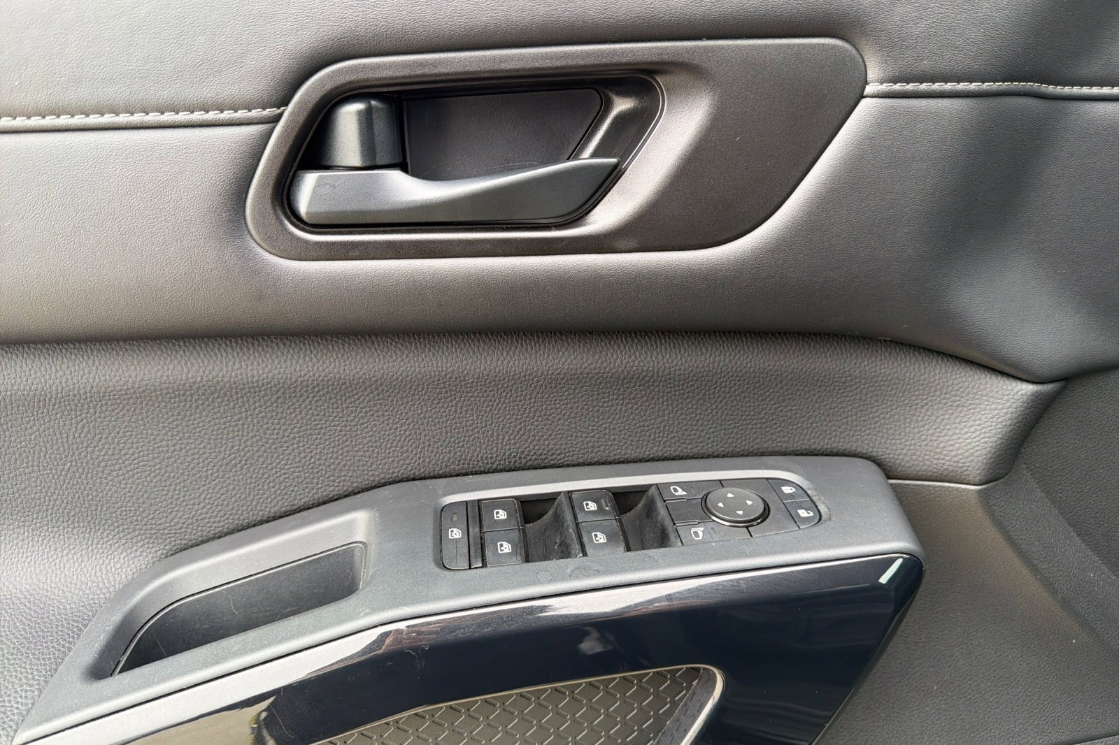 Used 2025 Nissan Pathfinder S image 10