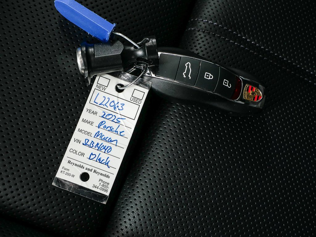 Certified 2025 Porsche Macan image 41