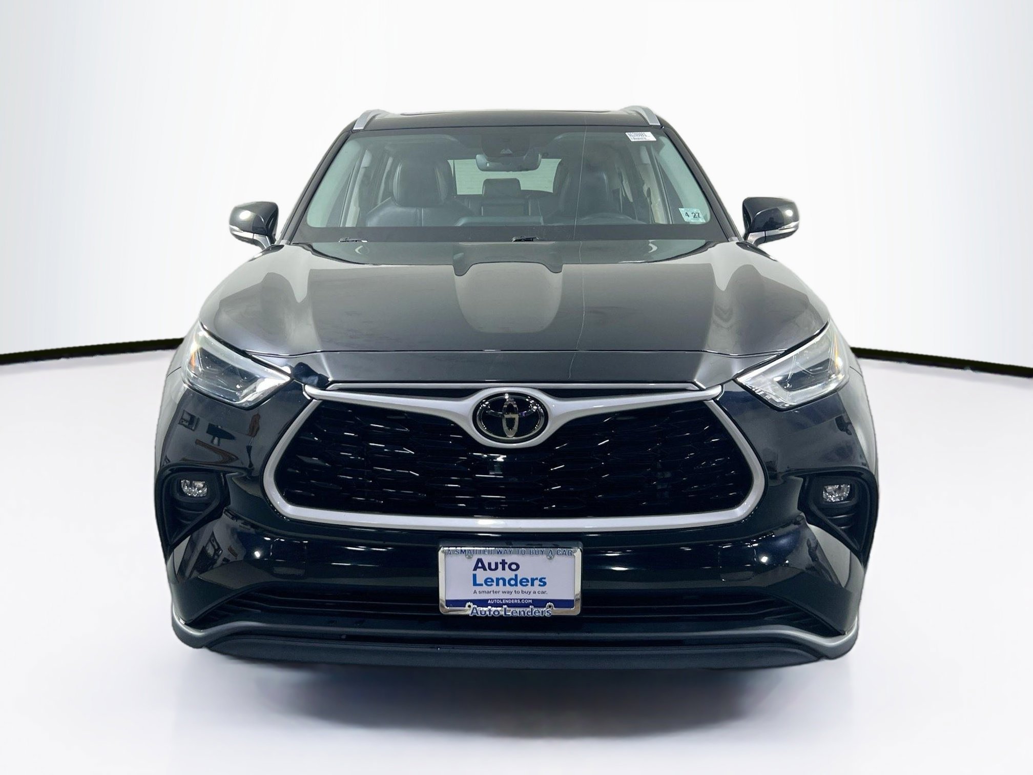 Used 2022 Toyota Highlander XLE image 2