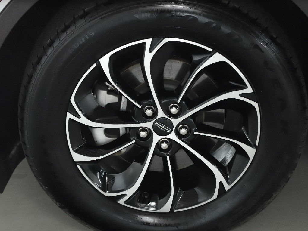 Used 2025 Lincoln Nautilus Premier AWD/4WD image 36