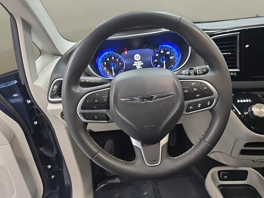 Used 2024 Chrysler Pacifica Touring-L image 22
