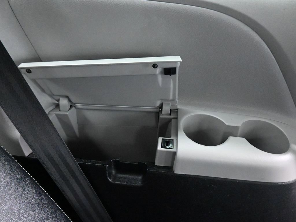 Used 2017 Toyota Sienna SE w/ SE Preferred Package image 40