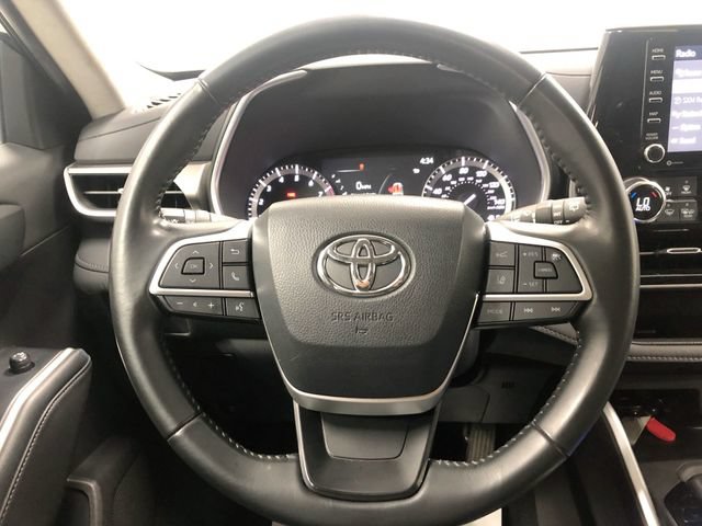 Used 2022 Toyota Highlander XLE AWD/4WD image 16