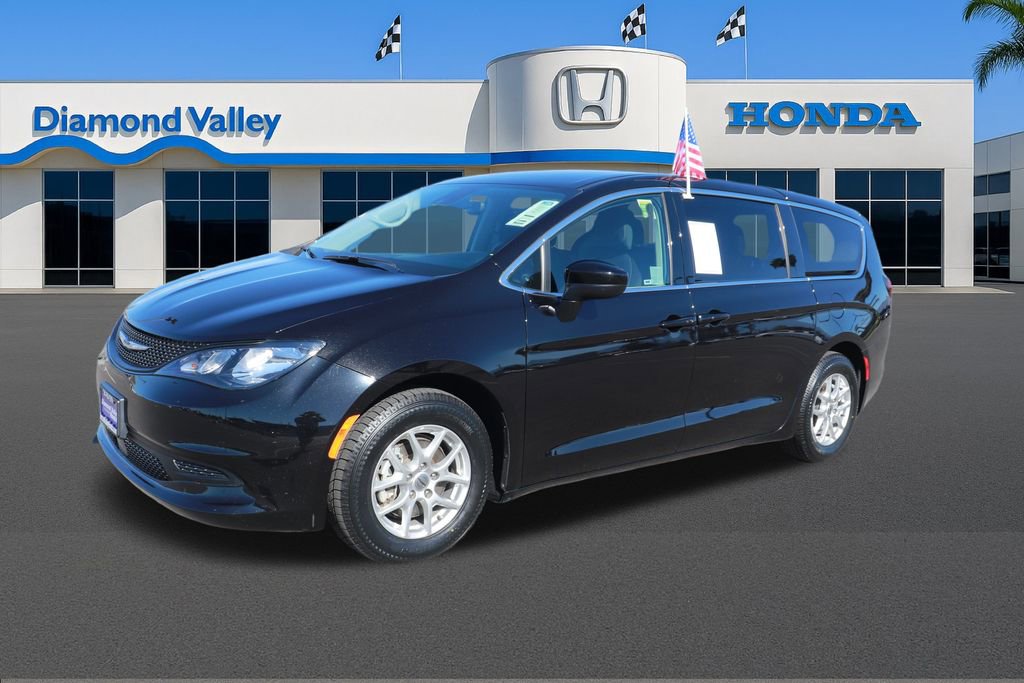 Used 2024 Chrysler Voyager LX image 3