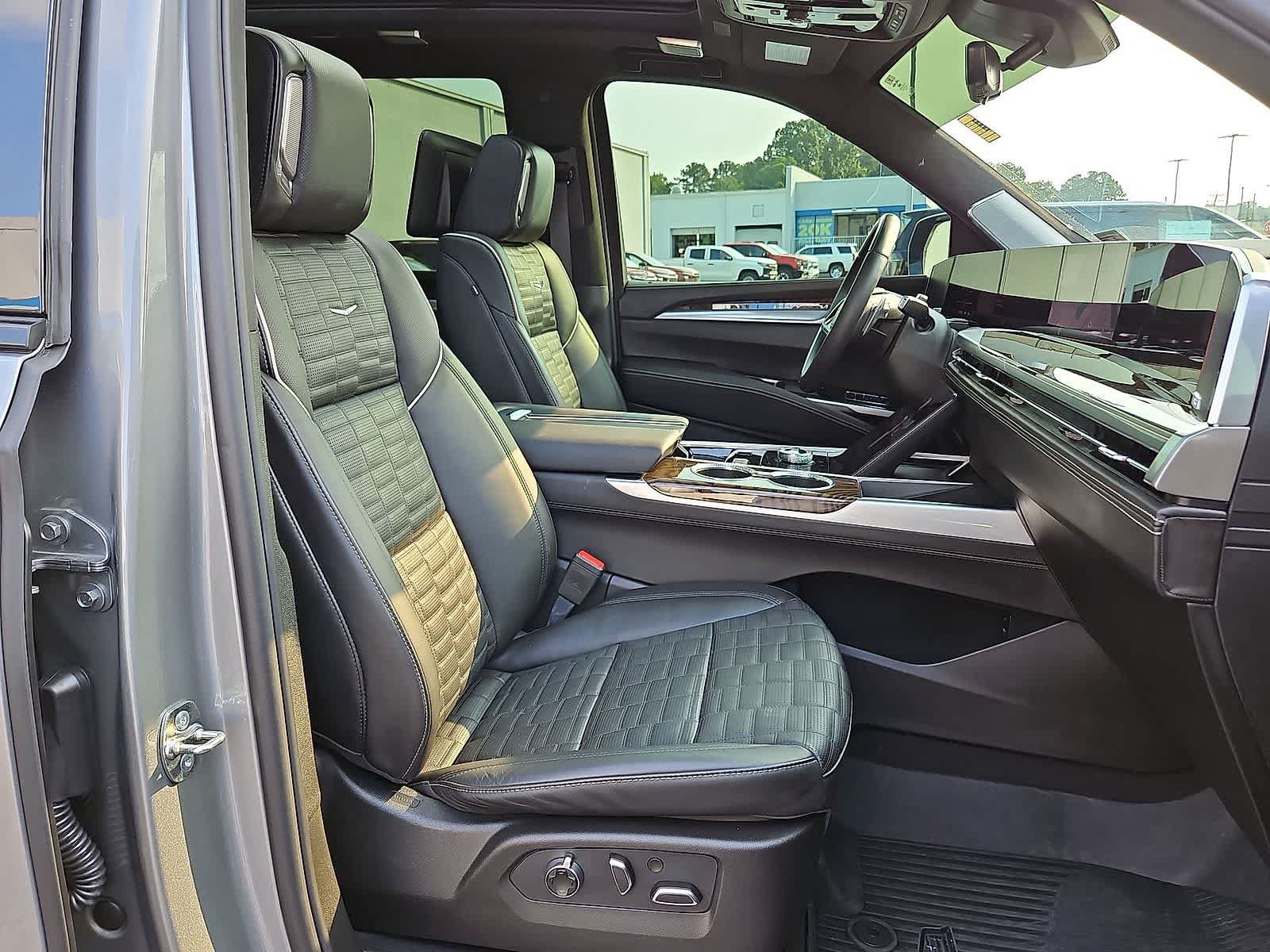 Used 2026 Cadillac Escalade Platinum Sport w/ LPO, ONYX Package AWD/4WD image 35