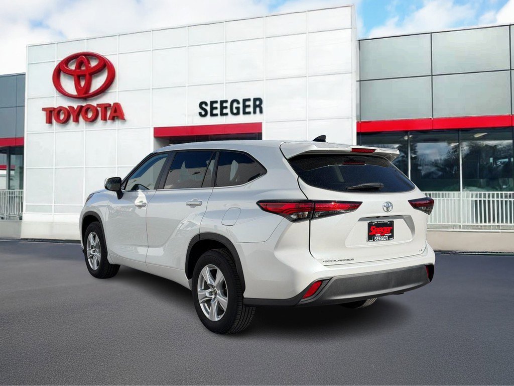 Used 2023 Toyota Highlander LE image 6