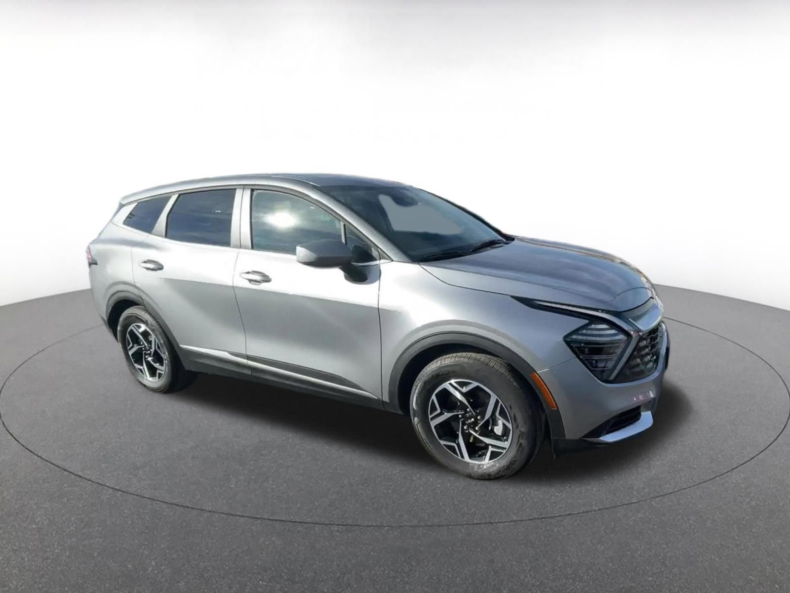 Used 2025 Kia Sportage LX image 2