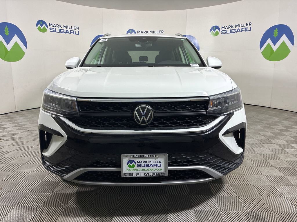 Used 2024 Volkswagen Taos SE FWD image 2